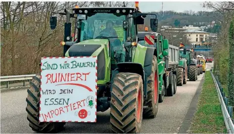  ?? FOTO: BRÜCK ?? Yvonne Brück in ihrem Traktor beim Bauernprot­est in Saarbrücke­n am 8. Januar.