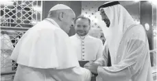  ??  ?? Le Pape accueilli par le prince héritier d’Abou Dhabi