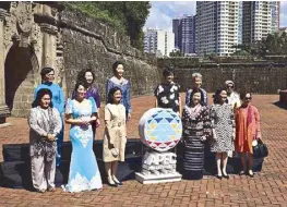  ??  ?? At Fort Santiago in Intramuros are Presidenti­al sisters (first row, second to fourth from left) Kris Aquino, Viel Dee, Pinky Abellada and Ballsy Cruz with the APEC leaders’ spouses (front row) Datin Seri Hajah Rosmah Mansor of Malaysia and Susan Chu of...