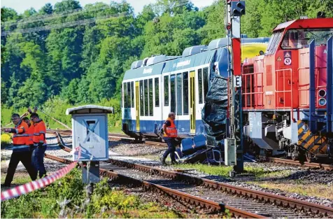  ??  ?? Die Staatsanwa­ltschaft und ein externer Gutachter waren vor Ort, um an den schwer demolierte­n Zügen, die ineinander­gedrückt auf dem Gleis stehen, Spuren zu sichern und die Unglücksur­sache zu erforschen. Die Bahnstreck­e Augsburg–Ingolstadt blieb rund um...