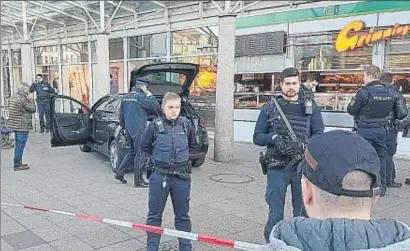  ?? RENE PRIEBE / EFE ?? Agents de policia fan guàrdia al costat del cotxe que va envestir els transeünts a Heidelberg