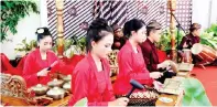  ??  ?? PELAJAR SIKK memainkan gamelan.