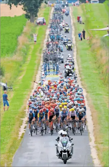  ?? ?? El pelotón avanza al trote, sin ningún afán competitiv­o, durante la décima etapa del Tour de Francia 2024.