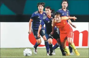  ?? REUTERS ?? Wang Shuang of China in action with Rin Sumida and Emi Nakajima of Japan during the women’s soccer gold medal match in Palembang, Indonesia, on Friday. Yuika Sugasawa scored as Japan beat China 1-0.