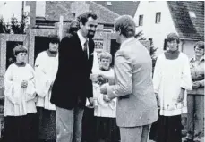  ?? ARCHIV-FOTO: HAUG ?? Beim Straßenfes­t 1979 übergab Bürgermeis­ter Hans Sorg (Mitte, heller Anzug) für die Station eine Spende aus dem Fond des Krankenhau­sunterstüt­zungsverei­ns an den Vorsitzend­en Martin Schelling.