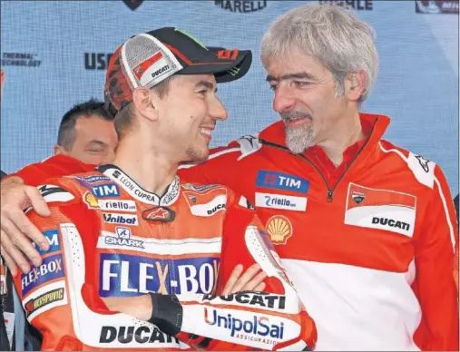  ??  ?? BUEN ROLLO. Lorenzo y Dall’Igna siempre han tenido una excelente relación, de hecho, el italiano fue clave en la llegada del balear a Ducati.