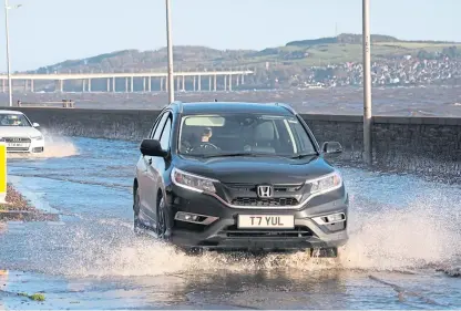  ?? Picture: Gareth Jennings. ?? Flooding on Riverside Drive following Storm Ciara.