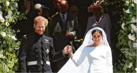  ?? Foto: Neil Hall, XinHua, dpa ?? Prinz Harry und seine Frau Meghan verlassen am 19. Mai die St. Georgs Kapelle in Windsor nach ihrer Trauung. Seitdem haben sie sehr viel richtig gemacht in den Augen der Briten. Die warten nun auf königliche­n Nachwuchs.