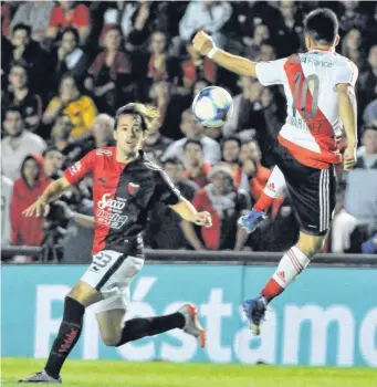  ?? NA ?? Con un salto, Gonzalo Martínez intenta bajar ese balón que también procura Bernardi.