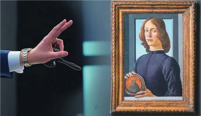  ?? SOTHEBY’S ?? «Retrato de un hombre sujetando un medallón», atribuido a Sandro Boticelli, se cree que podría inmortaliz­ar a un miembro de la familia Médici, con la que tan buen trato tuvo el pintor