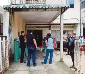  ?? PIC COURTESY OF INFO RAKYAT DALAM KELANTAN ?? Policemen at the home where the murders took place in Kota Baru yesterday.