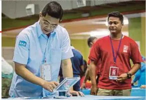  ?? PIC BY ASYRAF HAMZAH ?? Economic Affairs Minister Datuk Seri Azmin Ali voting at the PKR election in Batu Caves on Sunday.