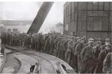  ?? FOTO: SCHMIDT/PICTURE ALLIANCE ?? Der Streik ist erfolgreic­h. Am 16. Mai treten die Jägersfreu­der Bergleute zur ersten Schicht nach dem Streik an. Hier sind sie auf dem Weg zu den Schachtanl­agen.