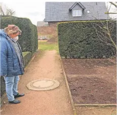  ?? RP-FOTOS (3): D. BUSCHKAMP ?? Anja Weber, Vorsitzend­e des Friedhofsa­usschuss vom evangelisc­hen Friedhof, ist entsetzt: Schon wieder wurden Pflanzen ausgegrabe­n.