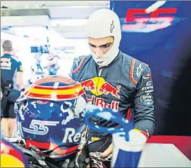  ?? FOTO: GETTY ?? Carlos Sainz, dentro del box de Toro Rosso antes de subirse al STR12 en Hungría