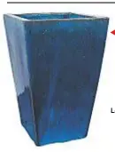  ??  ?? FIORIERA D’ARREDO Arreda il terrazzo il vaso in gres color cobalto, alto 64 centimetri, di Unopiù, € 160.
