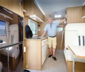  ?? FOTO DIRK VERTOMMEN ?? Guy Van Craen uit Mechelen huurt al tien jaar een kampeerwag­en om op reis te gaan: “Zo moeten we het voertuig zelf niet onderhoude­n en er ook geen plaats voor zoeken om hem weg te zetten.”