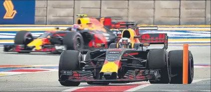  ?? FOTO: EFE ?? Daniel Ricciardo marcó el ritmo en la primera jornada de entrenamie­ntos libres del GP de Singapur de Fórmula 1