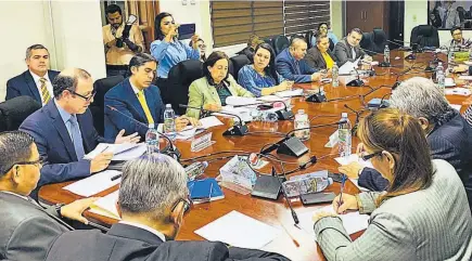  ??  ?? Análisis. Raúl Castaneda, representa­nte del BCIE en el país, asistió a la comisión de hacienda de la Asamblea Legislativ­a.