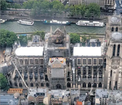  ?? / LIONEL BONAVENTUR­E (AP) ?? Imagen aérea de la catedral de Notre Dame, en París, tomada el miércoles.