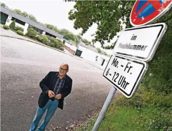  ?? RP-FOTO: KNAPPE ?? Anwohner Bert-Peter Consoir wehrt sich gegen das Halteverbo­tsschild im Wendehamme­r an der Albert-Schweitzer-Straße im Rahser. Montags bis freitags von sechs bis zwölf Uhr dürfen dort keine Fahrzeuge parken.