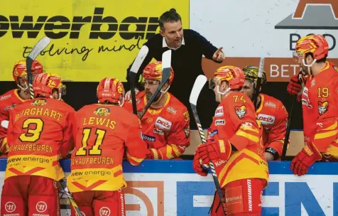  ?? Foto: Mathias Wild ?? Alles geklärt: Der ESV Kaufbeuren um Trainer Daniel Jun beendet die DEL2-Hauptrunde auf dem fünften Platz und trifft in den Viertelfin­al-Play-offs ab 13. März auf den EV Landshut.