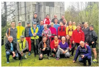  ?? « une vraie découverte même pour des anciens de la région » ?? Une quarantain­e de coureurs et marcheurs se sont rassemblés pour effectuer le trajet du Trail de 15 km : le parcours a été .