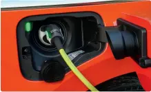  ?? ?? KØRSEL PÅ EL Som opladnings­hybrid med batteri på 13 kwh kan Multivan kører op til 49 km på el.