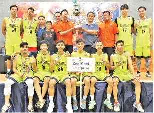  ??  ?? THE CHAMPIONS: Kee Meei Enterprise were all smiles for the cameras while receiving their winner’s prize during the closing ceremony held at the Kota Kinabalu Community Hall on Saturday.