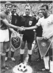  ?? FOTO: UPI/DPA ?? Rudi Glöckner (M.) mit den beiden Finalkapit­änen Giacinto Facchetti (li.) und Carlos Alberto.