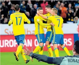  ?? AFP ?? Los suecos también celebraron al golear 8-0 a Luxemburgo.