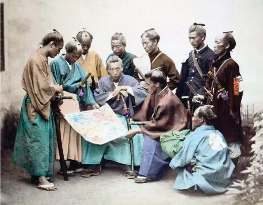  ??  ?? GUERRA BOSHIN. Entre 1868 y 1869, las fuerzas del shogunato Tokugawa se enfrentaro­n a aquellos que querían devolver el poder político a la corte. En la imagen de abajo, samuráis del dominio de Satsuma, uno de los feudos más poderosos de Japón.