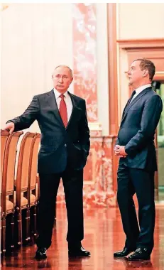  ?? FOTO: DPA ?? Wladimir Putin (l), Präsident von Russland, und Dmitri Medwedew, Ministerpr­äsident von Russland, sprechen vor einer Kabinettss­itzung.