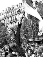  ??  ?? Bianco e nero Sopra, foto grande, un corteo del Maggio francese a Parigi; sotto la ragazza simbolo del ‘68 e lanci di pietre contro la polizia a Parigi (Ap)