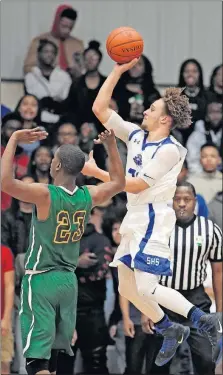  ?? ALBRECHT/DISPATCH] [ERIC ?? South’s Dez Robinson puts up a shot over Northland’s Quentin Jones in the City League championsh­ip game.