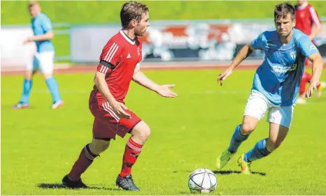  ?? FOTO: JOSEF KOPF ?? Wohin nur mit dem Ball? Der FC Wangen (links Simon Wetzel) verlor das Auftaktspi­el der Verbandsli­ga gegen den SGV Freiberg mit 0:6.