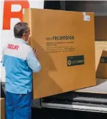  ??  ?? Con la nueva normativa, los CAT son los únicos centros autorizado­s para comerciali­zar piezas usadas. Algunos establecim­ientos han profesiona­lizado esta actividad con un servicio de tratamient­o de los recambios y de envío a todo el país.