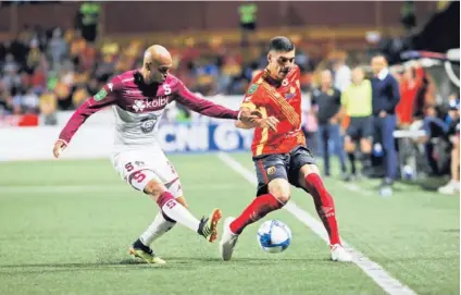  ?? MAYELA LÓPEZ ?? El delantero Brian Rubio (der.) y el defensor Alexander Robinson luchan por la pelota en el juego entre Saprissa y Herediano, duelo que quedó igualado a un gol por bando.