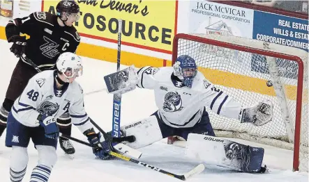  ?? CLIFFORD SKARSTEDT EXAMINER FILE PHOTO ?? The Peterborou­gh Petes’ Zach Gallant watches the puck fly by Mississaug­a goalie Kai Edmonds on a goal by
Nick Robertson on March 7 at the Memorial Centre. It was the team’s last home game before the pandemic shut down the season.