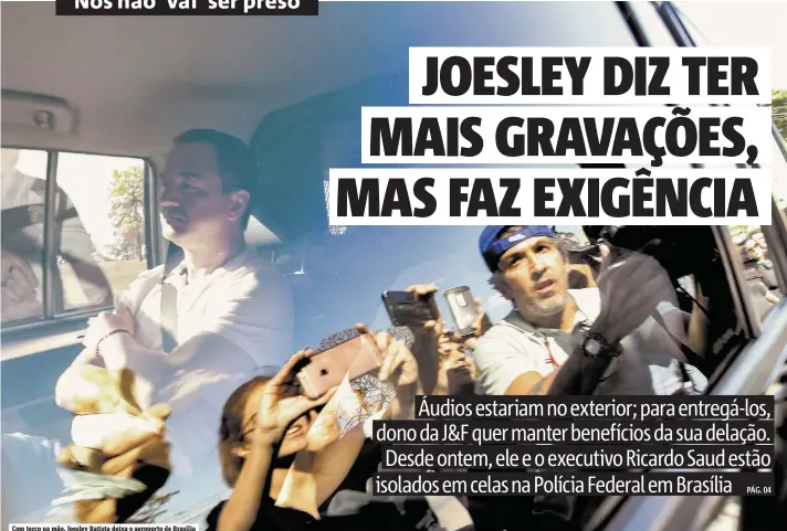  ?? MARCELO CHELLO/CJPRESS/FOLHAPRESS ?? Com terço na mão, Joesley Batista deixa o aeroporto de Brasília