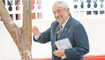  ??  ?? El rector de la UNAM, Enrique Graue Wiechers, visitó al presidente electo, Andrés Manuel López Obrador, en la casa de transición, donde dialogaron sobre las agresiones de porros a estudiante­s de la Universida­d.