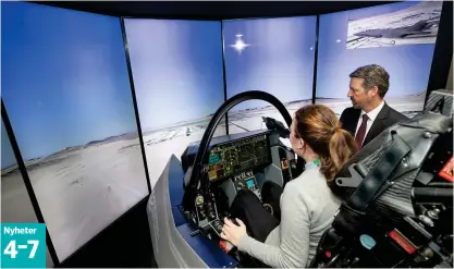  ?? FOTO: MIKAELA MASCHMEIER ?? HBL:s Maria Gestrin-Hagner testflög en F-35 i simulator.