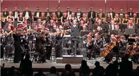  ?? | CORTESÍA ?? Al final del concierto, Alondra y su orquesta sinfónica recibieron una prolongada ovación de pie por parte del público que casi llenó el Auditorio Pabellón M.