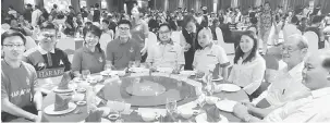  ??  ?? UNTUK ALBUM: Chong (tengah) menghadiri majlis makan malam anjuran DAP Sarawak di Kuching kelmarin bagi mengumpul dana parti. Turut kelihatan Violet, Wong, Ng dan Shu Qi.