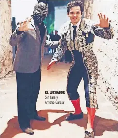  ??  ?? EL LUCHADOR Sin Cara y Antonio García