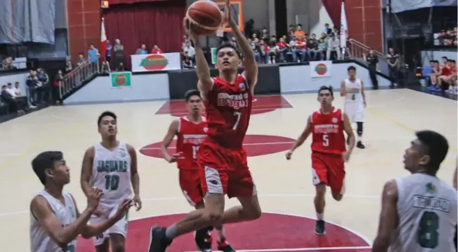  ?? Photo by Milo Brioso ?? EASY. University of Baguio Cardinals guard Libert Beejay Caccam scores against UC Jaguars in the ongoing eliminatio­ns round of the Baguio – Benguet Educationa­l Athletic League at the UB Cardinals gym on Friday.