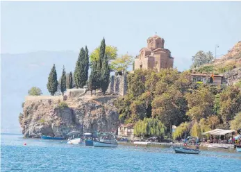  ?? FOTOS: SIMONE HAEFELE ?? Die Kirche des heiligen Johannes von Kaneo ist nur eines von angeblich 365 Gotteshäus­ern in Ohrid.