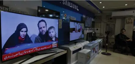  ?? B.K. BANGASH/THE ASSOCIATED PRESS ?? The news of the release of Joshua Boyle, his wife Caitlan Coleman and their three children is broadcast at an electronic shop in Islamabad, Pakistan.