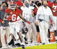  ?? Mickey Welsh The Associated Press ?? Alabama wide receiver Devonta Smith heads for a long gain as coach Nick Saban watches during Saturday’s game against Kentucky.