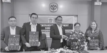  ?? ?? SIGNING THE MEMORANDUM OF AGREEMENT ARE, FROM LEFT: CPF Philippine­s Vice President Phaisarn Rewriab; CPF Philippine­s Chief Finance Officer Supakitti Bunvet; CPF Philippine­s President Udomsak Aksornphak­dee; DBP Senior Vice President Carolyn I. Olfindo; and DBP Assistant Vice President Rallen O. Verdadero.